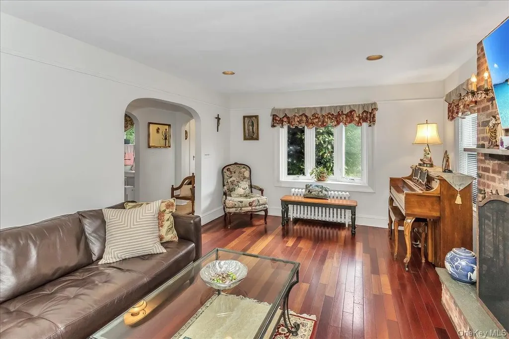 21 Hayden Avenue Great Neck NY 11024