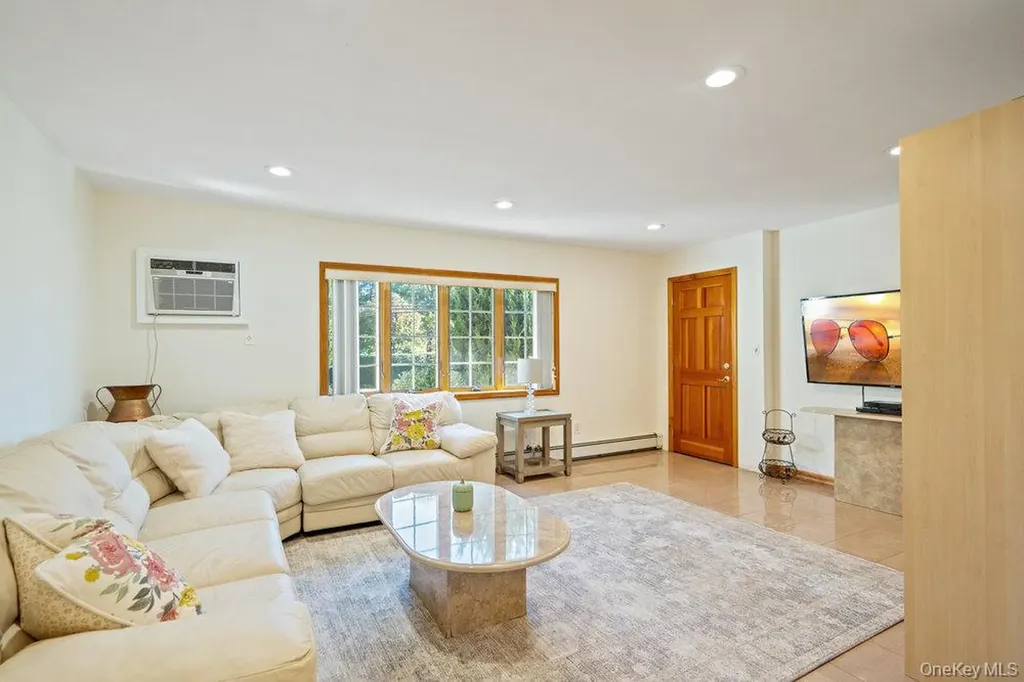 91 15th Avenue West Babylon NY 11704