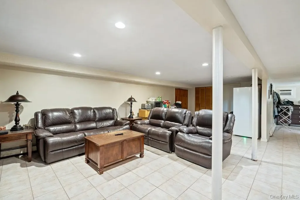 91 15th Avenue West Babylon NY 11704