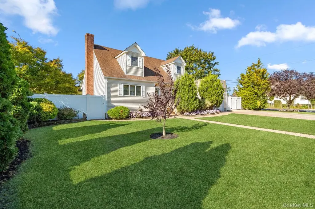 91 15th Avenue West Babylon NY 11704