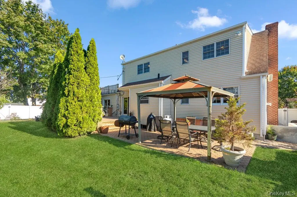 91 15th Avenue West Babylon NY 11704