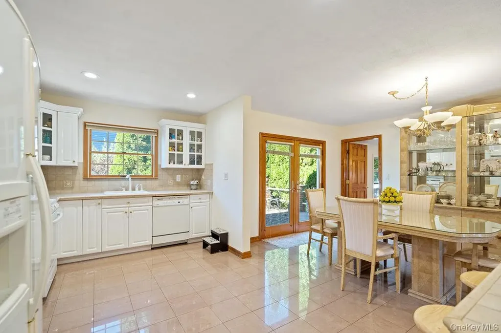 91 15th Avenue West Babylon NY 11704