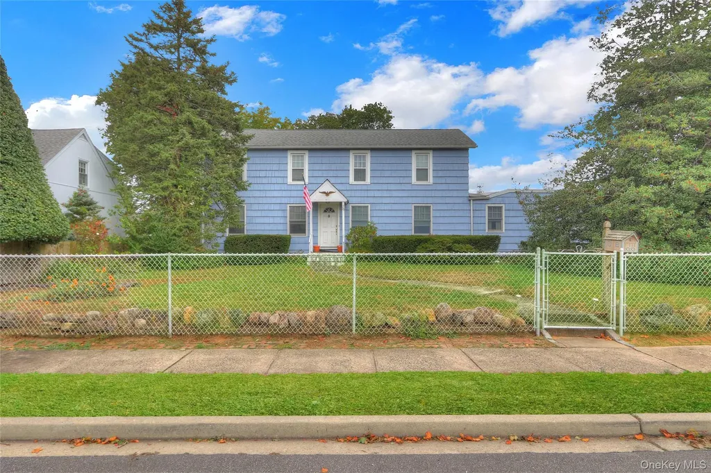 25 Sunnybrook Drive E Oceanside NY 11572