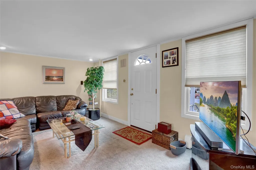 25 Sunnybrook Drive E Oceanside NY 11572