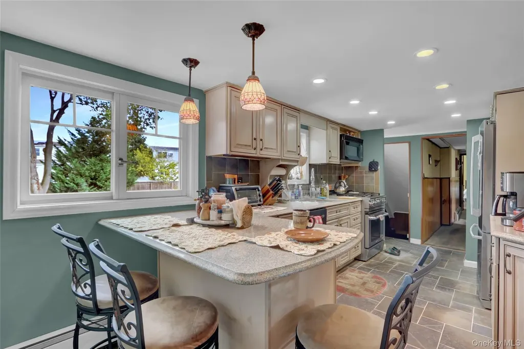 25 Sunnybrook Drive E Oceanside NY 11572