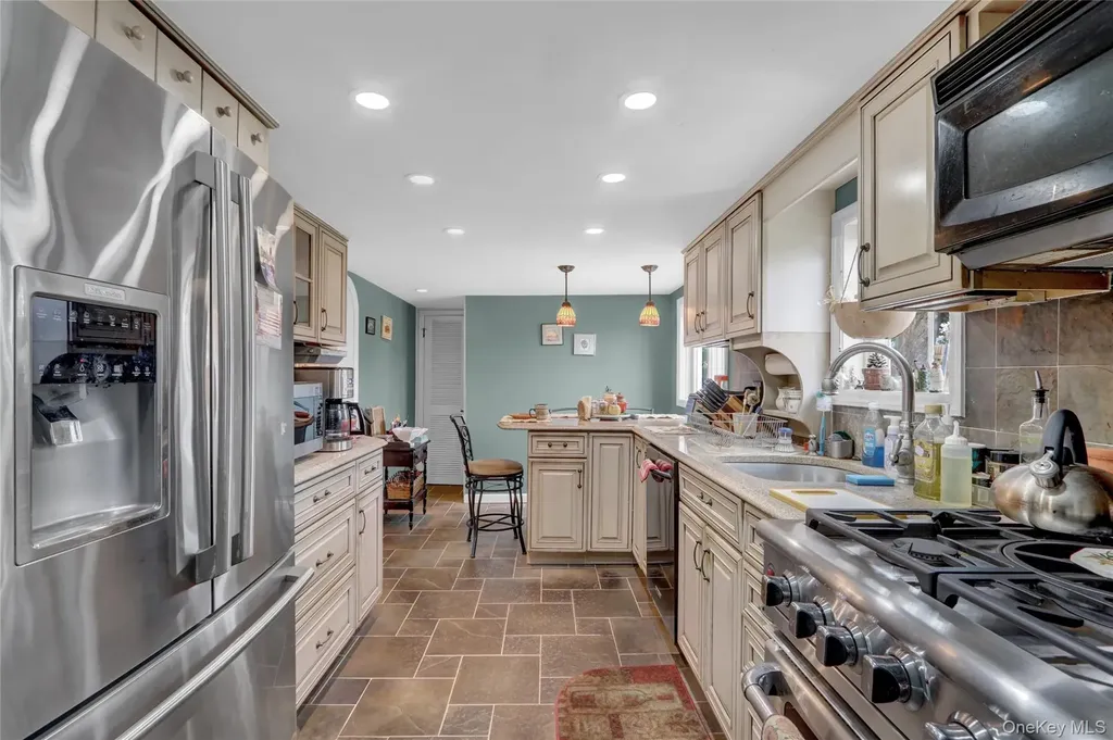 25 Sunnybrook Drive E Oceanside NY 11572