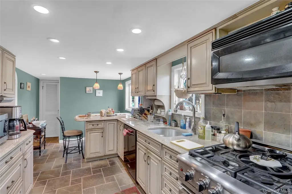 25 Sunnybrook Drive E Oceanside NY 11572