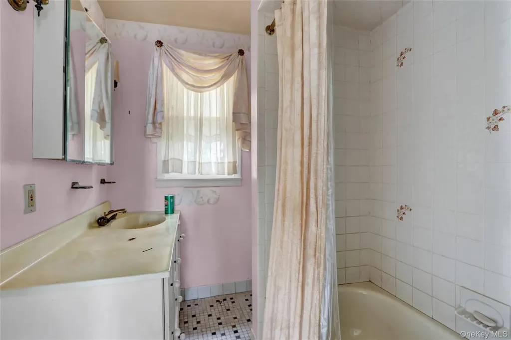 25 Sunnybrook Drive E Oceanside NY 11572