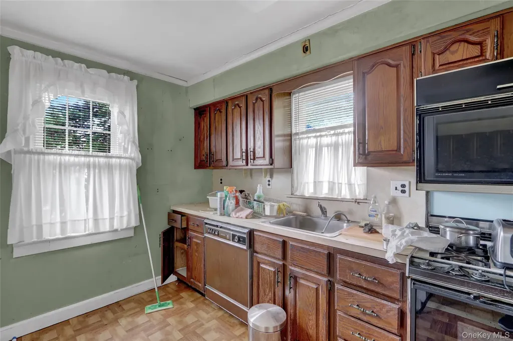 25 Sunnybrook Drive E Oceanside NY 11572