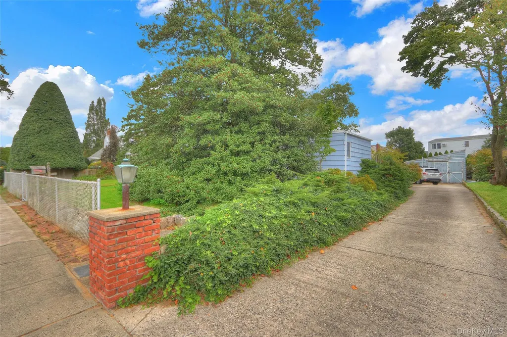 25 Sunnybrook Drive E Oceanside NY 11572
