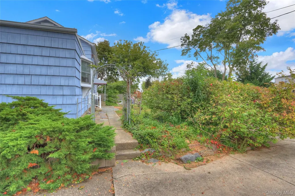25 Sunnybrook Drive E Oceanside NY 11572
