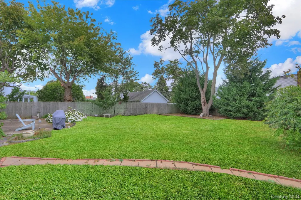 25 Sunnybrook Drive E Oceanside NY 11572