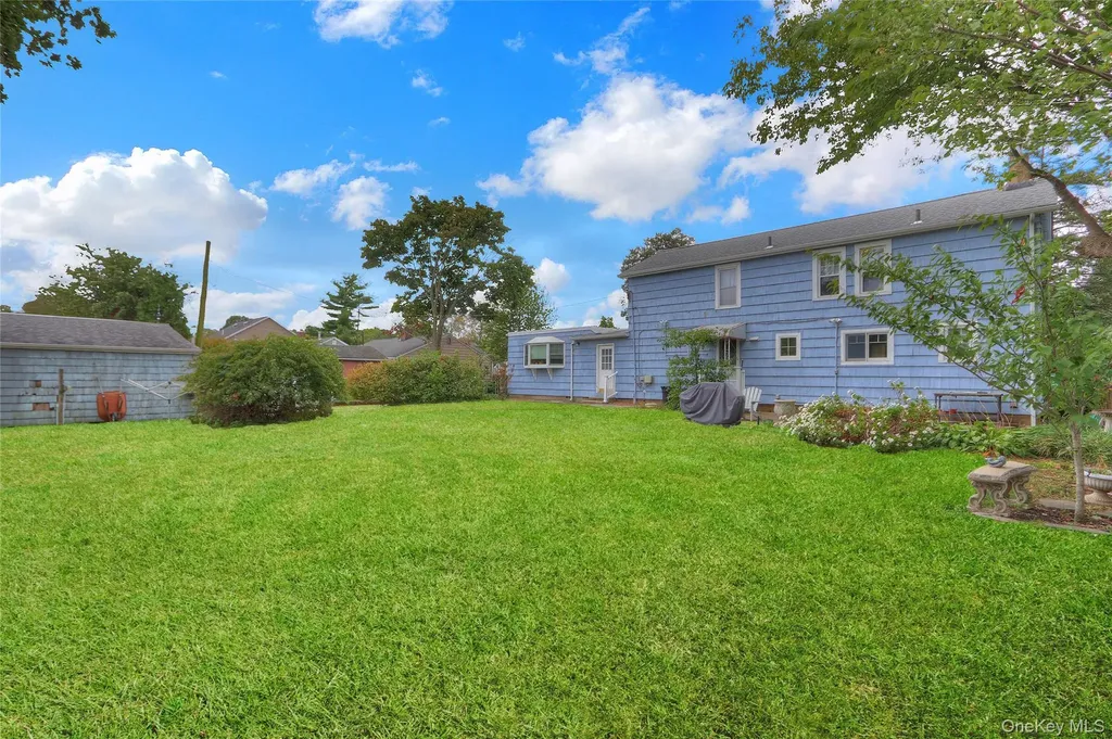 25 Sunnybrook Drive E Oceanside NY 11572
