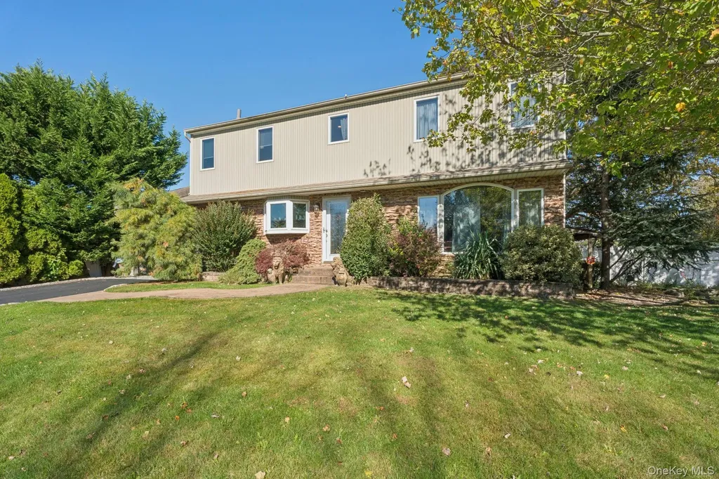 23 Windsor Street Islip NY 11751