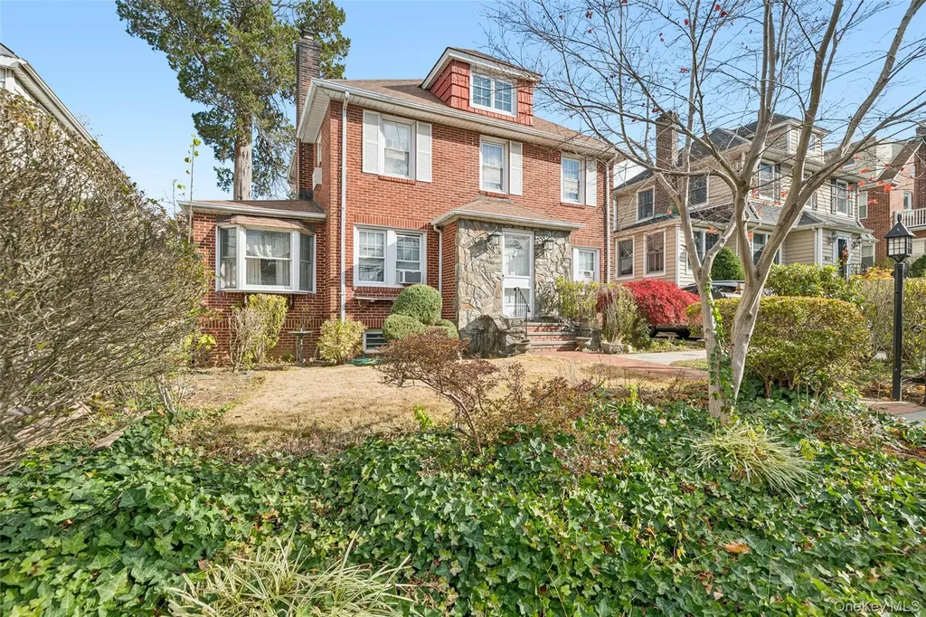 4607 Concord Avenue Great Neck NY 11020