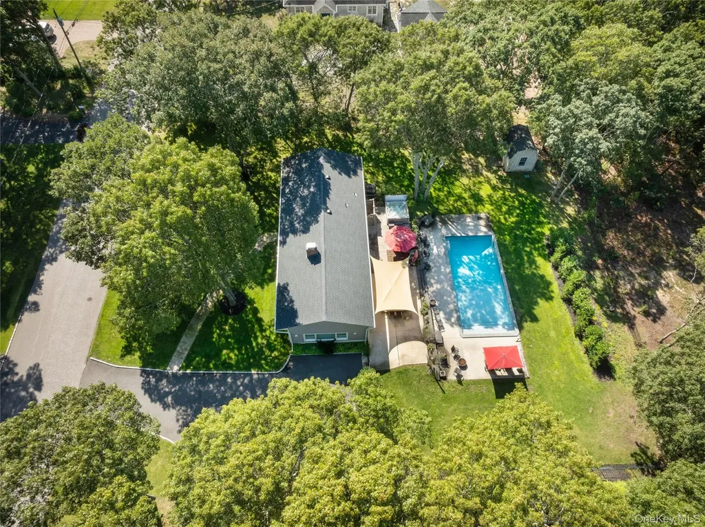 8 Foxboro Road Hampton Bays NY 11946