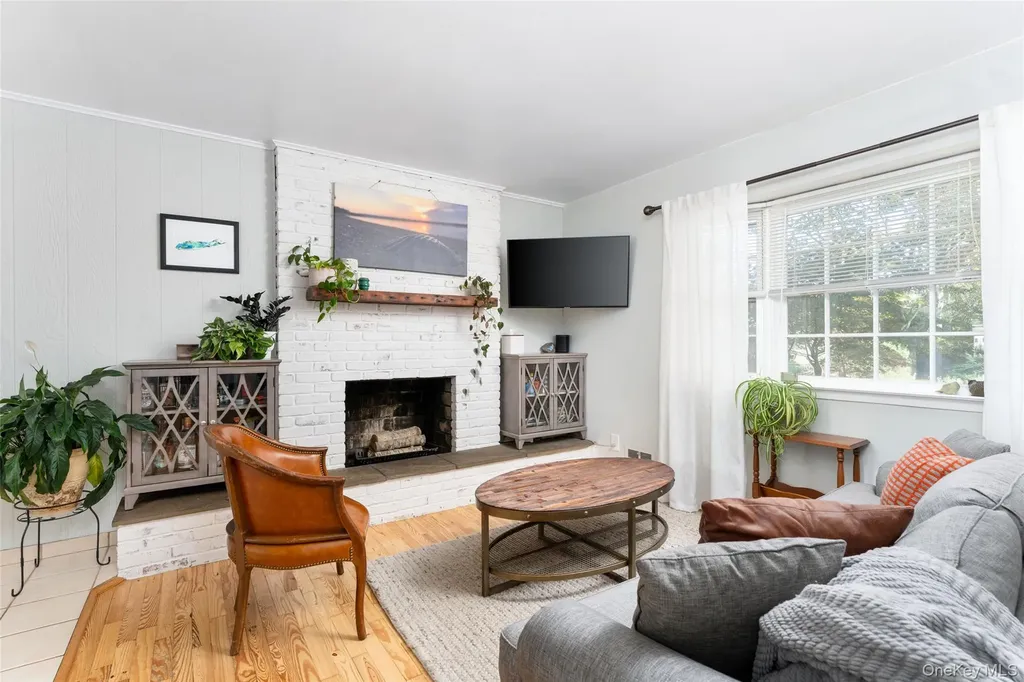 8 Foxboro Road Hampton Bays NY 11946
