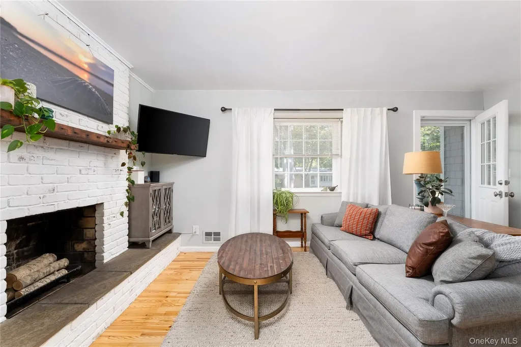 8 Foxboro Road Hampton Bays NY 11946