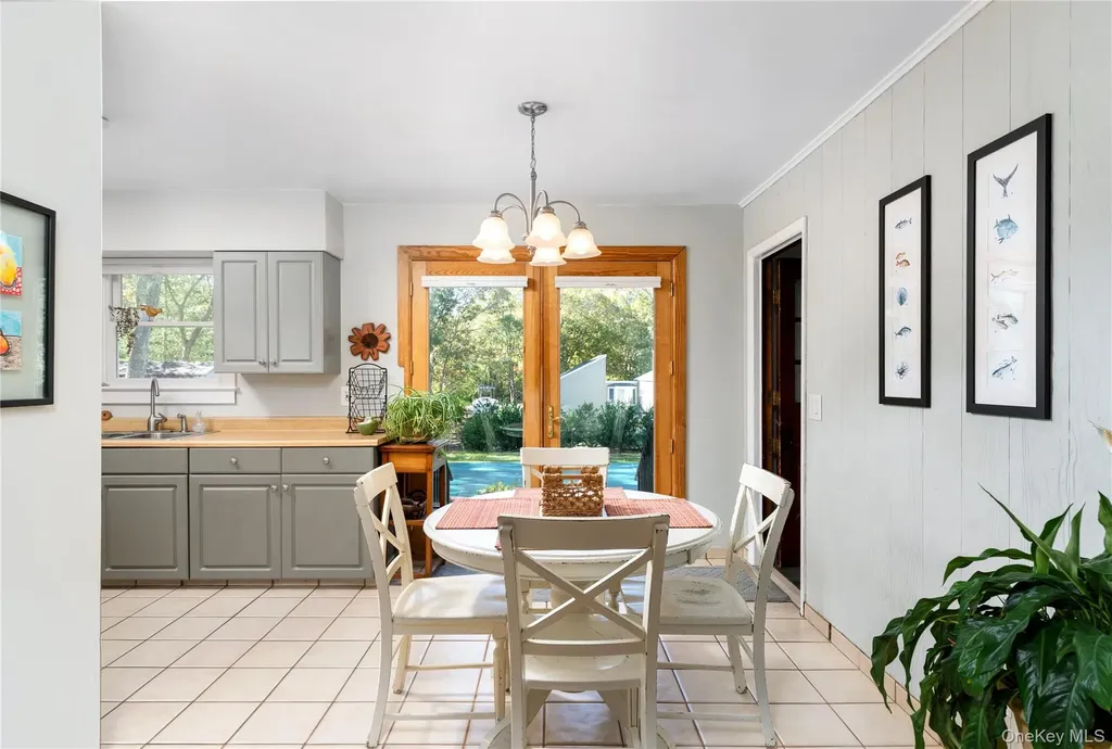 8 Foxboro Road Hampton Bays NY 11946