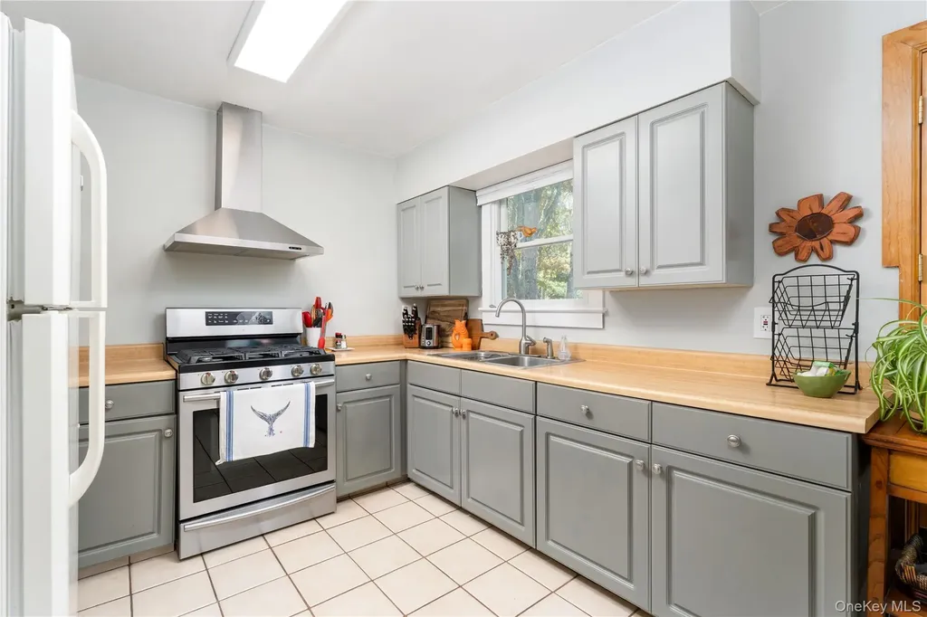 8 Foxboro Road Hampton Bays NY 11946