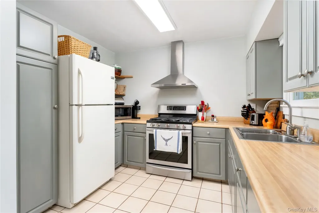 8 Foxboro Road Hampton Bays NY 11946