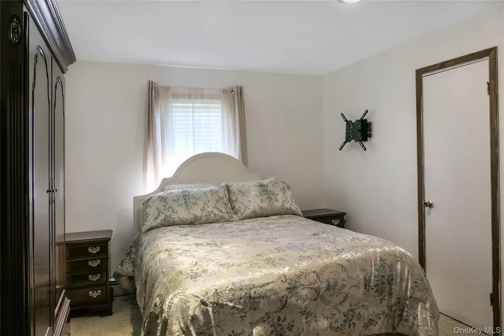 34 Wards Lane Bellport NY 11713