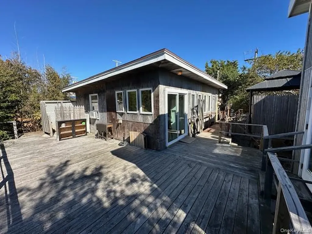 187 Holly Walk Cherry Grove NY 11782