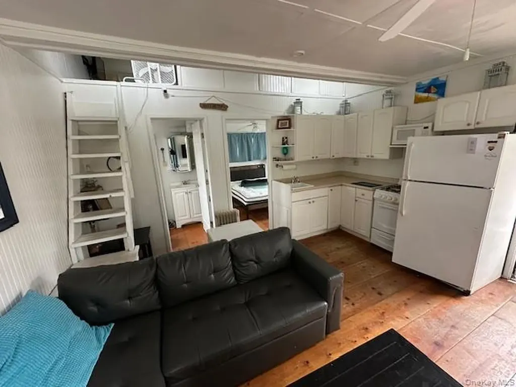 187 Holly Walk Cherry Grove NY 11782