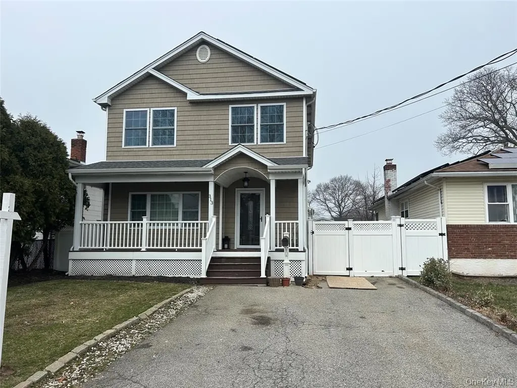 313 Lexington Avenue West Babylon NY 11704