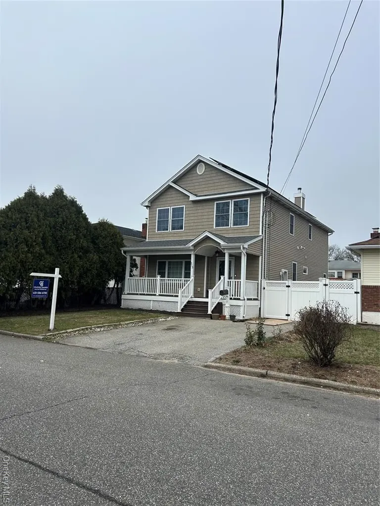313 Lexington Avenue West Babylon NY 11704