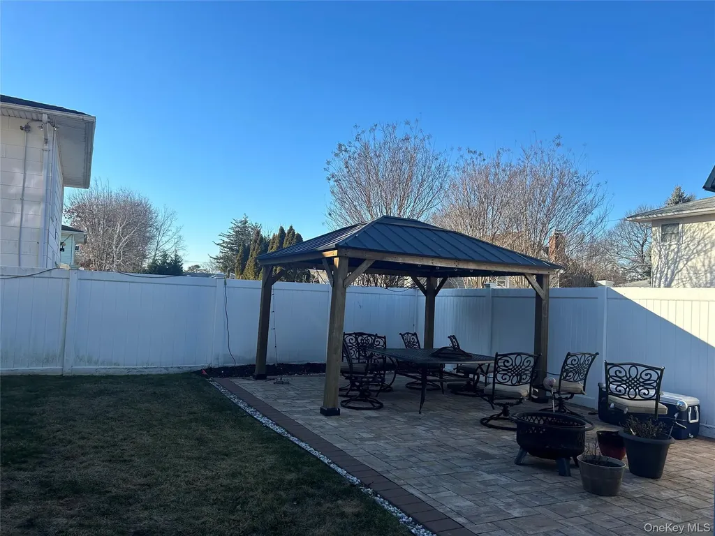 313 Lexington Avenue West Babylon NY 11704