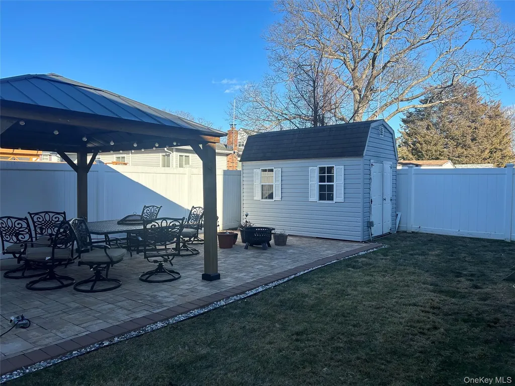 313 Lexington Avenue West Babylon NY 11704