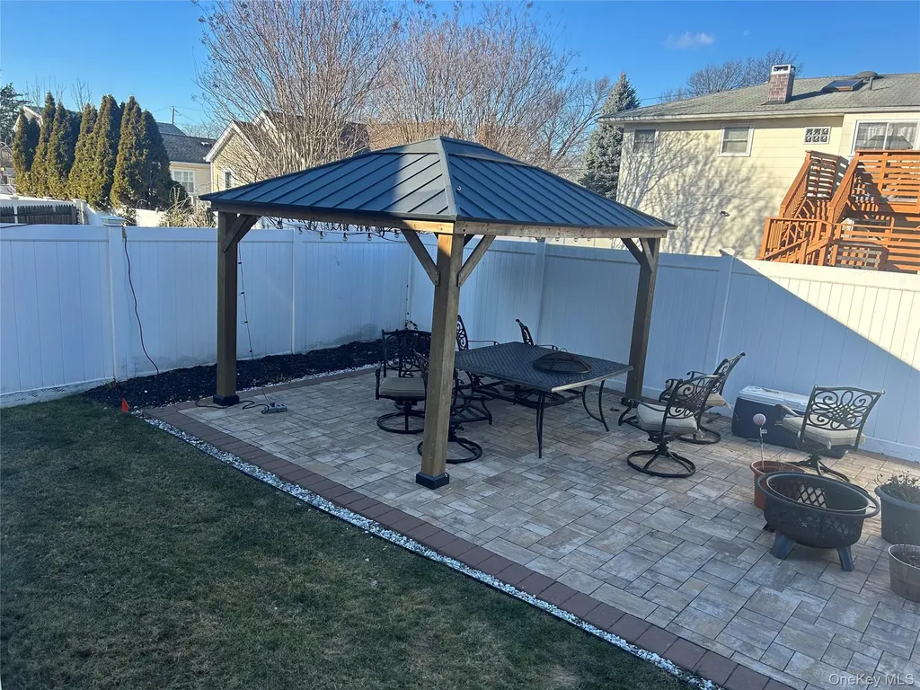 313 Lexington Avenue West Babylon NY 11704