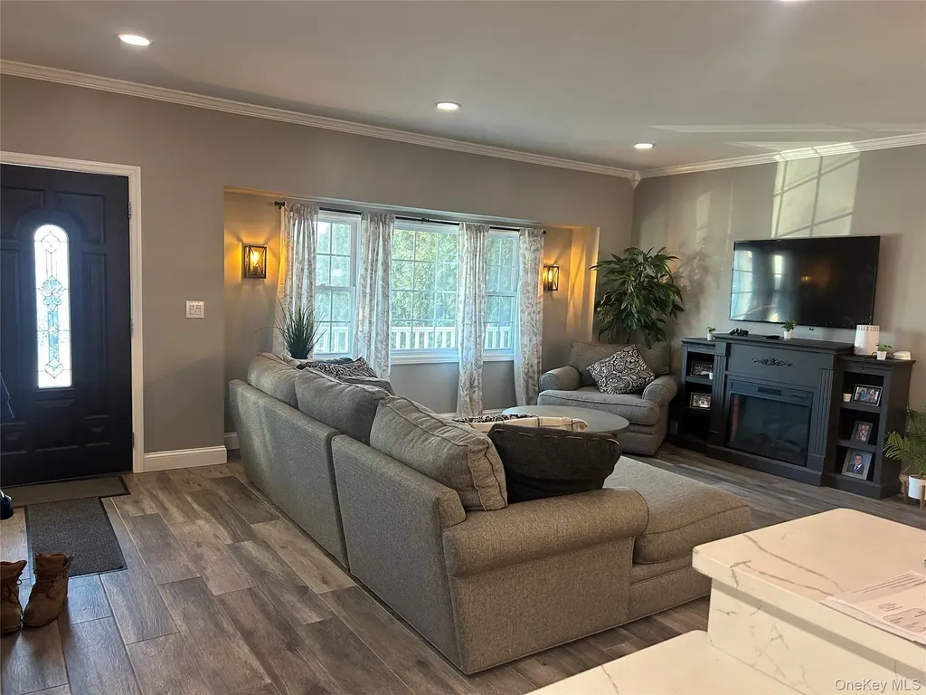 313 Lexington Avenue West Babylon NY 11704