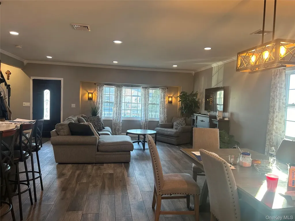 313 Lexington Avenue West Babylon NY 11704