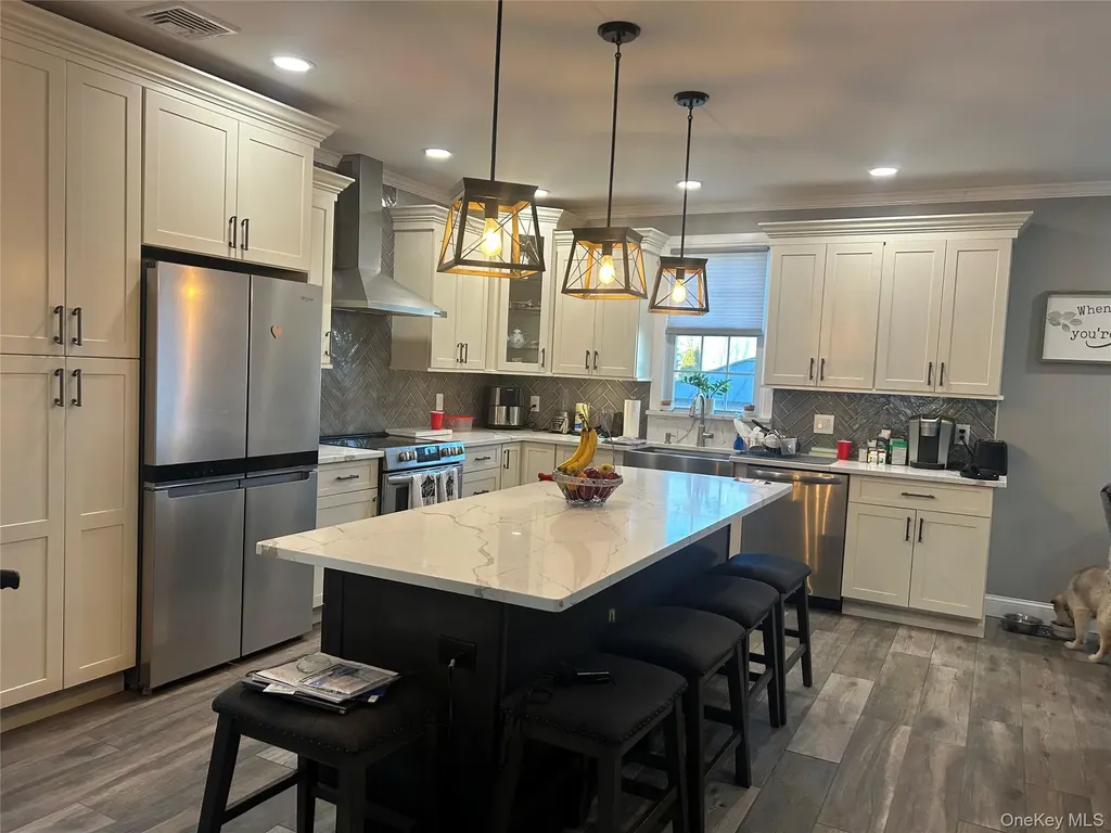 313 Lexington Avenue West Babylon NY 11704