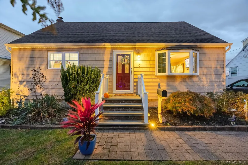 9 Riviera Parkway Lindenhurst NY 11757