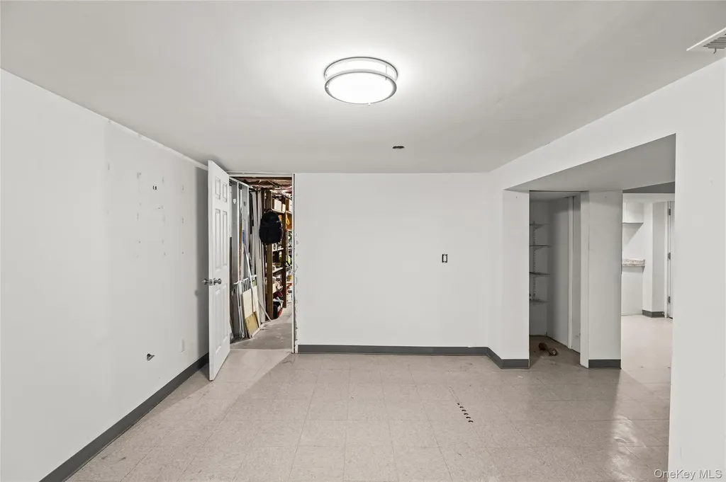 9 Riviera Parkway Lindenhurst NY 11757