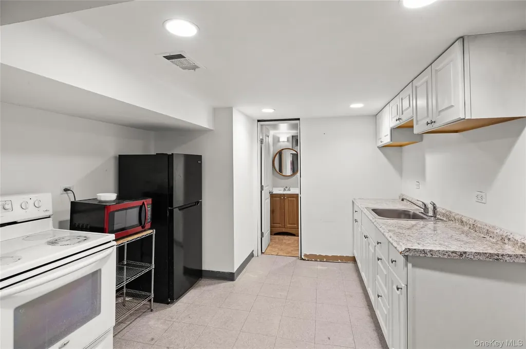 9 Riviera Parkway Lindenhurst NY 11757
