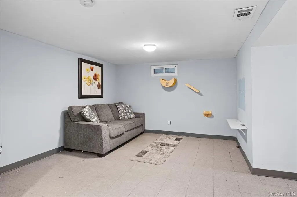 9 Riviera Parkway Lindenhurst NY 11757