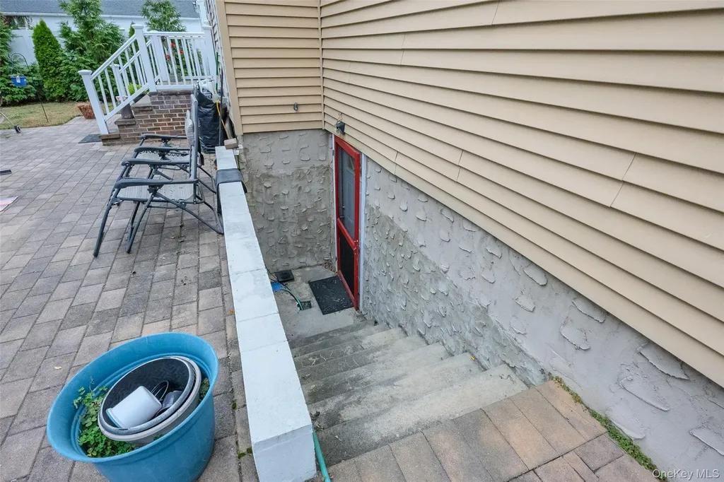 9 Riviera Parkway Lindenhurst NY 11757
