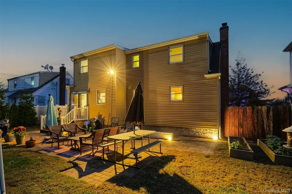 9 Riviera Parkway Lindenhurst NY 11757