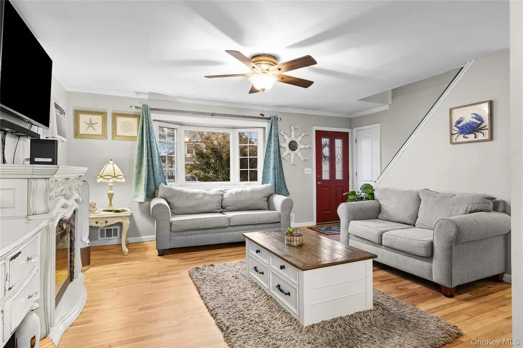 9 Riviera Parkway Lindenhurst NY 11757