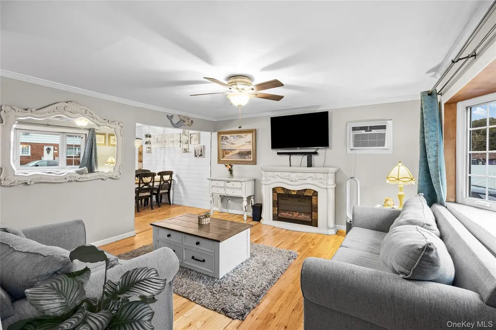 9 Riviera Parkway Lindenhurst NY 11757