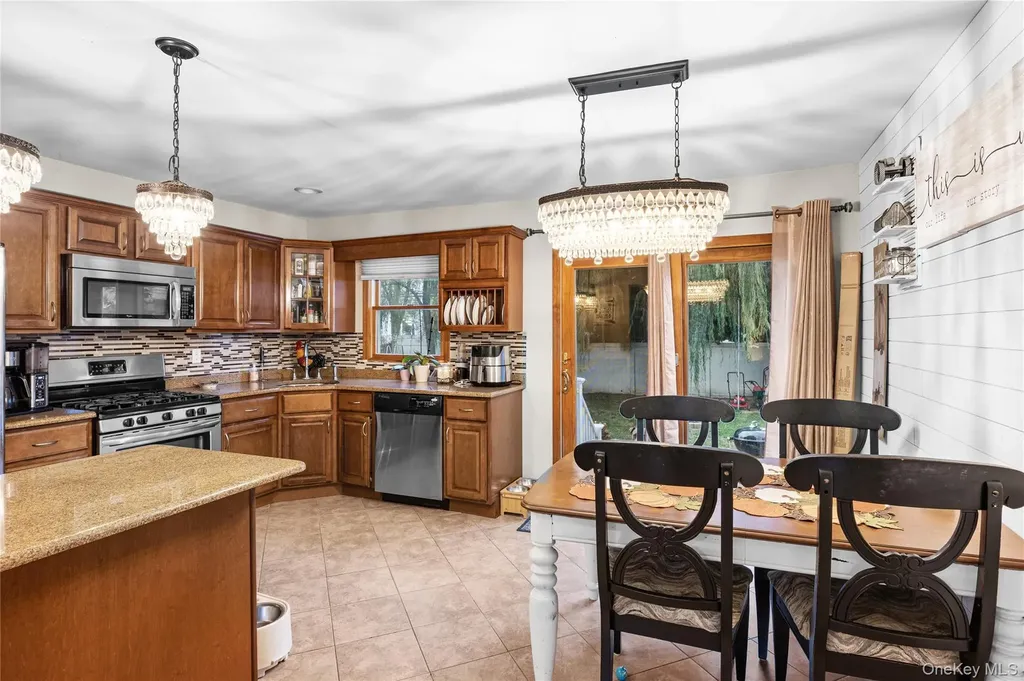 9 Riviera Parkway Lindenhurst NY 11757