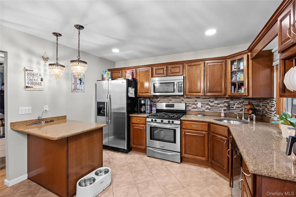9 Riviera Parkway Lindenhurst NY 11757