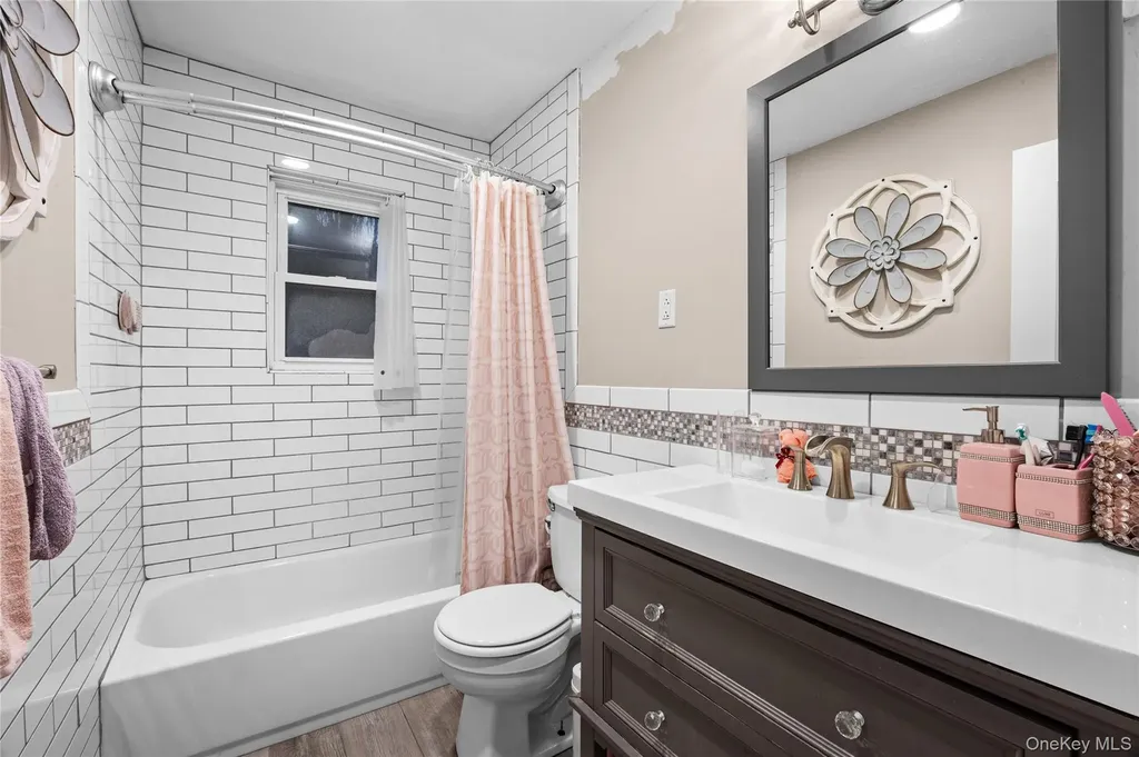 9 Riviera Parkway Lindenhurst NY 11757