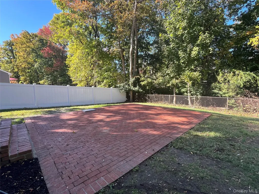 26 Hanover Place Smithtown NY 11787