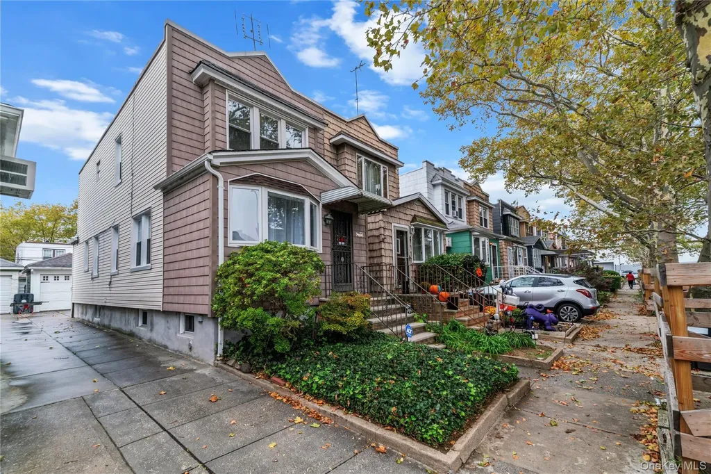 6924 67th Place Glendale NY 11385
