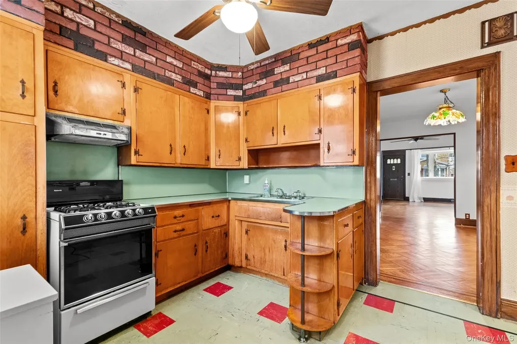 6924 67th Place Glendale NY 11385